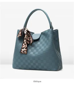 Vue oblique du sac cabas bleu embossé avec décoration d'écharpe à imprimé léopard