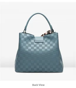 Vue arrière du sac cabas gaufré à damier bleu orné d'un foulard en soie imprimé léopard