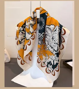 Détail d'un foulard en lin avec fleurs rétro et motifs géométriques orange et verts