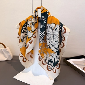 Carré de soie style lin artistique avec imprimés floraux rétro et bords ondulés