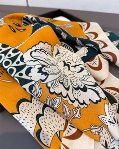 Vue détaillée de la texture chevron en coton-lin et de l'imprimé floral vintage du foulard