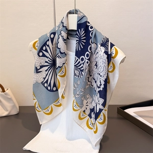 Carré de soie aspect lin au motif floral ethnique artistique bleu et jaune