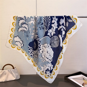 Carré de soie artistique motif chevrons avec imprimés floraux bleus et jaunes
