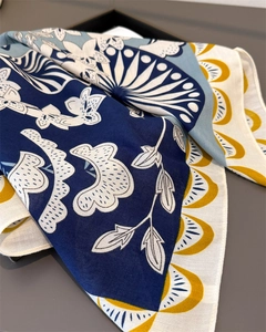 Détail du motif à chevrons artistique sur un foulard carré doux à fleurs