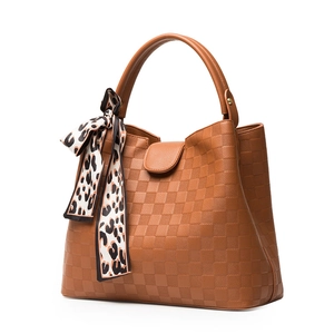 Sac à main marron à motif damier avec foulard léopard sur fond blanc pur