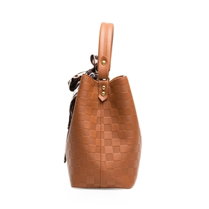 Sac à main marron avec relief en damier et foulard léopard sur fond blanc pur