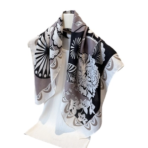 Carré de soie en coton à chevrons artistiques avec motif pivoine rétro et texture éventail