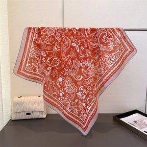 Vintage-Vierecktuch mit Paisleymuster in Ziegelrot und hellviolettem Rand aus Kunstseide