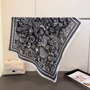 Vintage schwarz-weißes Paisley-Halstuch aus Baumwolle und Leinen an einem Metallständer
