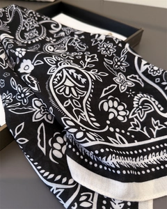 Nahaufnahme des schwarz-weißen Paisley-Musters auf hochwertigem Twill-Stoffschal