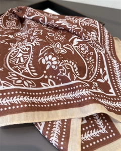 Nahaufnahme von braunem und beigem Paisley-Seidenschal mit Blumenmuster und Köperbindung