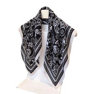 Retro-Vierecktuch mit Paisley- und Blumenmuster in Schwarz-Weiß auf einer Schaufensterpuppe