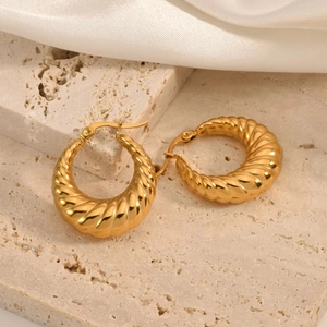 Boucles d'oreilles créoles torsadées plaquées or 18 carats sur socle en pierre