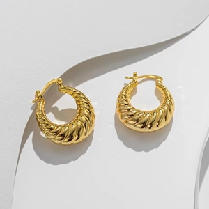 Boucles d'oreilles créoles croissant plaquées or 18 carats avec texture torsadée