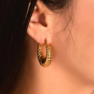Boucles d'oreilles créoles croissant plaquées or 18 carats avec design torsadé