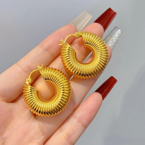 Boucles d'oreilles créoles creuses plaquées or 18K avec motif strié épais
