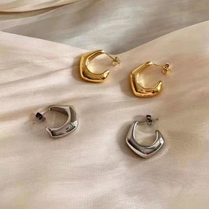 Boucles D'oreilles Créoles Géométriques Torsadées Minimalistes Cuivre Plaqué Or 18K En Forme De C Mode Pour Femmes