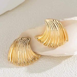 Dettaglio degli orecchini placcati oro 18K con nervature su fondo in pietra