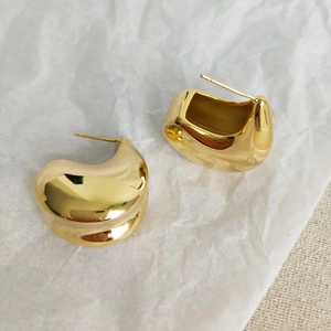 Polished 18K gold plated chunky horseshoe earrings with minimalist teardrop curve