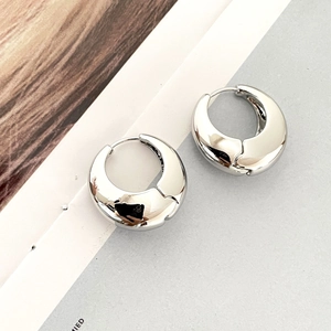 Créoles en argent poli avec finition minimaliste brillante pour un look moderne de luxe