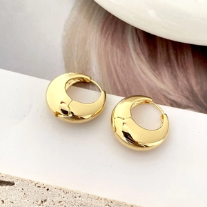Créoles larges en forme de C plaquées or 18K avec une finition brillante effet miroir