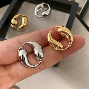 Poliierte 18K Gold- und Silber-Creolen in Wassertropfenform, handgehalten