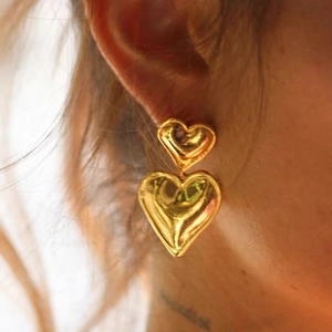 Schicke 18K vergoldete Doppel-Herzohrringe mit Vintage-Metallfalten-Textur