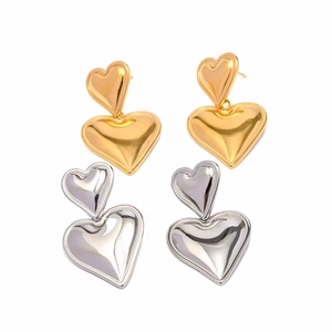 Auffällige geometrische Doppel-Herz-Ohrhänger in 18K Gold- und Silber-Optik
