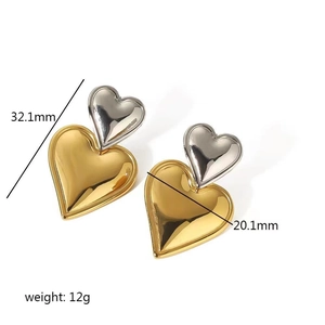 Nahaufnahme der Herz-Ohrringe mit den Maßen 32,1 mm x 20,1 mm und 12 g Gewicht