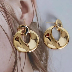 Orecchini a doppio cerchio intrecciato placcati in oro 18K dal design geometrico