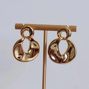 Orecchini A Onda Geometrica Irregolare Rame Placcato Oro 18K Con Perni In Argento Sterling 925 Per Donne