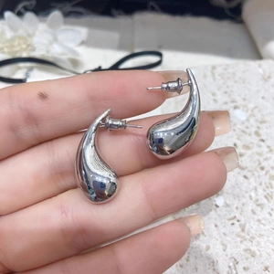 Orecchini a goccia in metallo lucido con placcatura in oro 18 carati dal design minimalista