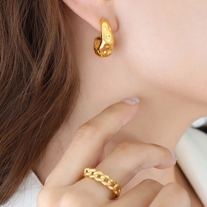 Golden irregular strawberry texture earrings and chain ring set for women in elegant metal style