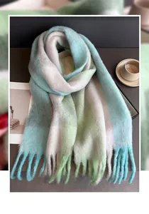 Détail d'une écharpe douce à carreaux pastel avec franges en vert menthe et bleu