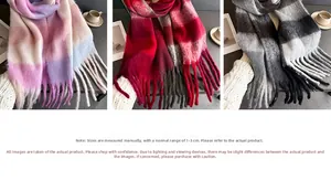 Détail d'écharpes à carreaux arc-en-ciel douces avec de longues franges en tons variés