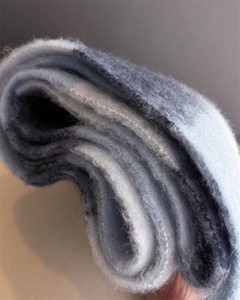 Détail de l'écharpe à carreaux arc-en-ciel avec une texture épaisse en mohair brossé