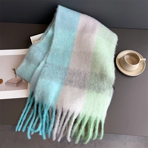 Détail d'une écharpe épaisse à carreaux en mohair avec franges pastel et texture
