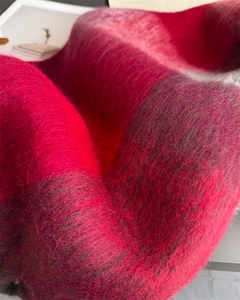 Gros plan d'une écharpe épaisse à carreaux arc-en-ciel avec texture douce en mohair