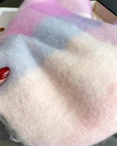 Détail macro d'une écharpe en mohair à carreaux doux avec texture pelucheuse