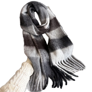 Écharpe épaisse à carreaux dégradés avec franges en noir, blanc et gris