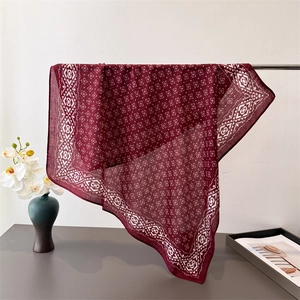 Foulard bohème bordeaux à imprimé géométrique avec des motifs ethniques élégants