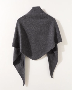 Primer plano de la bufanda de punto gris oscuro con textura de lana suave y detalles