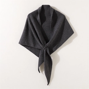 Elegante chal de punto gris oscuro para mujer con suave diseño cruzado para invierno
