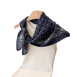 Foulard bleu marine en coton et lin à motifs géométriques sur cintre en bois
