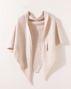 Detalle de bufanda de punto beige que muestra la textura de lana suave y su caída elegante