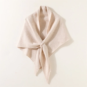 Elegante chal de punto color albaricoque para mujer con un diseño de nudo frontal