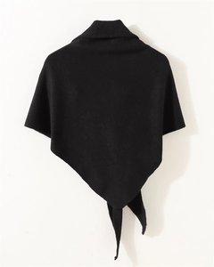 Detalle de bufanda triangular de punto negro con textura gruesa de alta calidad para mujer