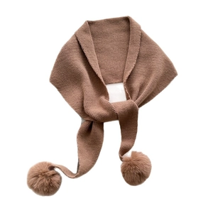 Écharpe chic en tricot marron foncé avec pompons doux pour la mode d'automne hiver