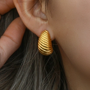 Orecchini a goccia placcati in oro 18K con design a spirale strutturato per un look chic