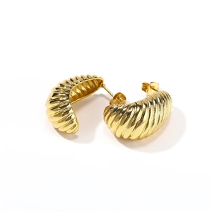 Orecchini a goccia placcati in oro 18K con trama a righe su sfondo bianco minimalista